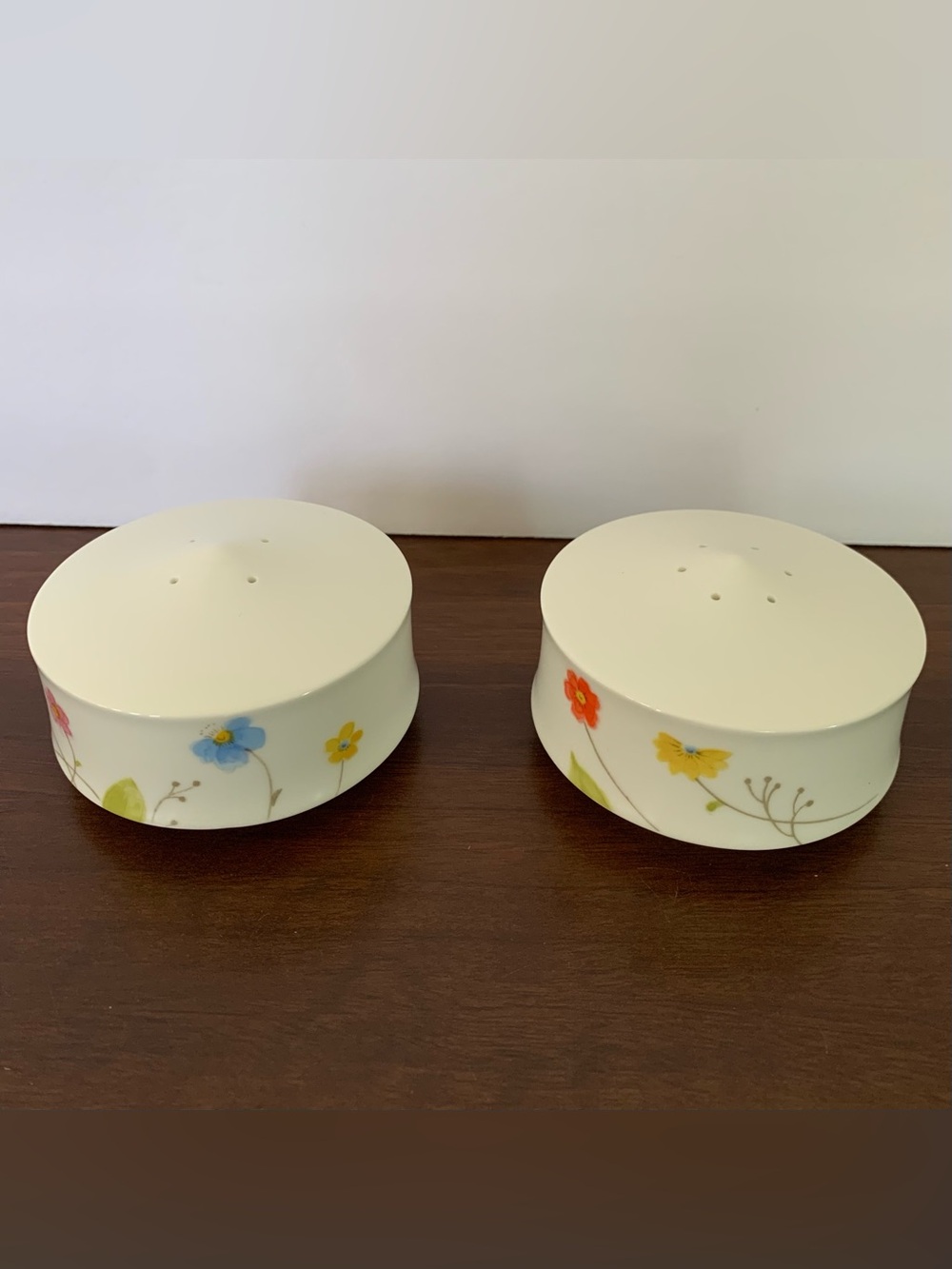 Mikasa Bone China Salt & Pepper Shakers Floral Pattern Japan A4-182